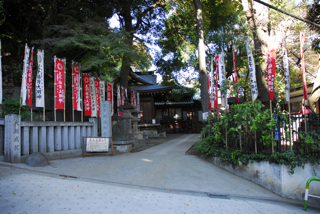 写真１は、王子稲荷神社の入口です。急な坂の上にあります。