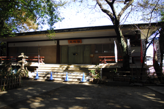 写真２は、王子稲荷神社資料館です。趣がある建物です。