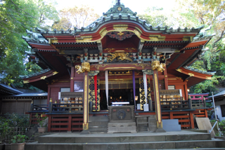 写真３は、王子稲荷神社拝殿です。拝殿の正面には境内入口へ続く参道のくだり階段がありますが、幼稚園の敷地内の為、平日は通れません。