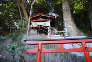 写真７は、御石様の前の階段上にある祠です。