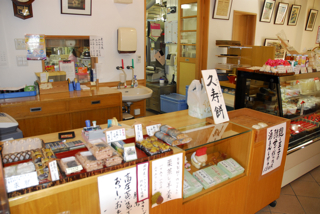 写真１は、石鍋商店の店内カウンターです。季節限定商品も並んでいます。