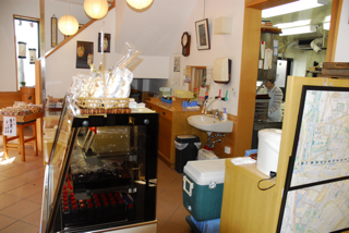 写真２は、店内の様子です。黒蜜の入った容器がガラスケースの中に沢山並んでいます。
