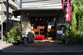 写真４は、石鍋商店の入口です。最上級と言われる神津島産のさらし天草が飾ってあります。