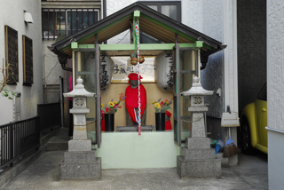 写真２は、王子子育地蔵尊です。山本家の敷地内にこじんまりと安置されています。