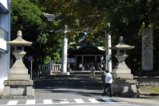 写真１は、王子神社の入口です。鳥居の奥に拝殿が見えます。