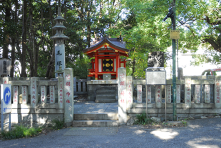 写真３は、全国でも珍しい髪の祖神　関神社です。境内には毛塚も建立されています。