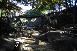 写真５は、正面に木製の船串橋が見えます。両岸には桜を中心とした木々が枝を広げています。（変更後は写真５になる）