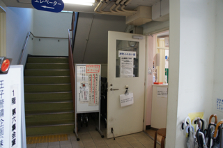 写真３は、岸町ふれあい館の受付です。１階の右側にあります。