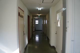 写真４は、館内の様子です。２階と３階があります。