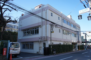 写真１は、社会福祉協議会の全景です。岸町ふれあい館と同じ建物です。