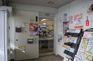 写真３は、社会福祉協議会の入口です。岸町ふれあい館の１階左側にあります。